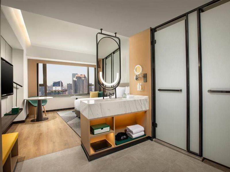 Nanjing Road, An Ihg 5*